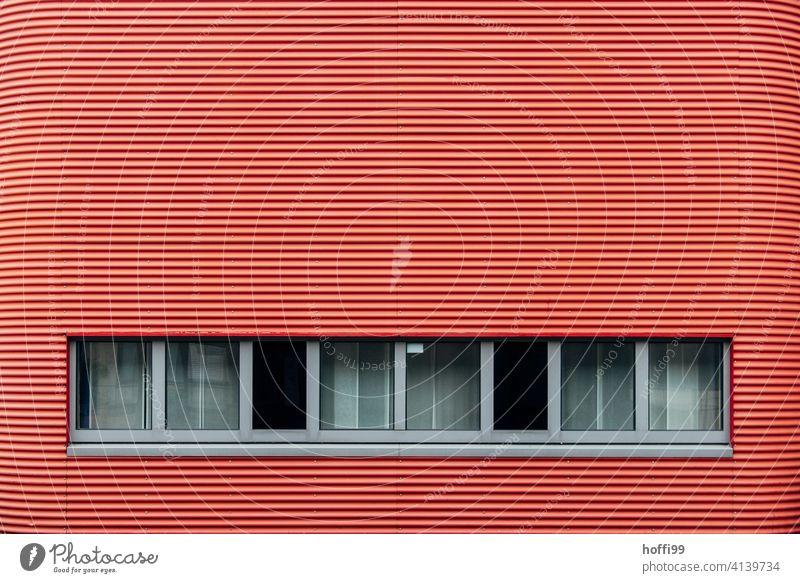 rot gestreifte Fassade mit Festerreihe Wellblechwand Fenster Wand rote fassade minimalistisch Wellblechfassade modern Zweckbau Moderne Architektur Design Linie