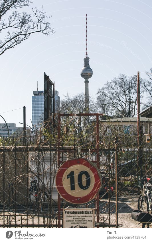 ein altes Verkehrsschild hinter dem der Berliner Fernsehturm zu sehen ist Verkehrszeichen 10 Prenzlauer Berg Stadt Hauptstadt Stadtzentrum Außenaufnahme