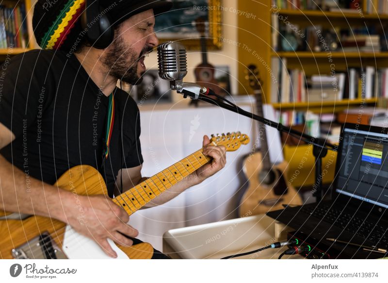 Musizierender Musiker aufnahme Studioaufnahme Podcast Mikrofon Gitarre Gitarrenspieler Aufnahme Farbfoto Technik & Technologie Gerät Klang Instrument Künstler