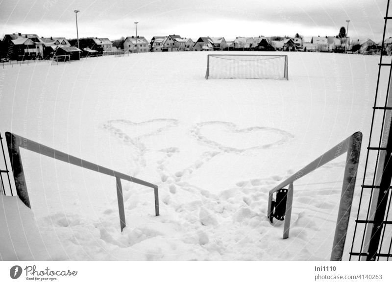 zwei Herzen im Schnee Fußballplatz Tor Geländer Winter Liebe Verliebt Verliebtheit Zeichen Zuneigung zeigen Gefühle symbolisieren Fußballtor schneebedeckt