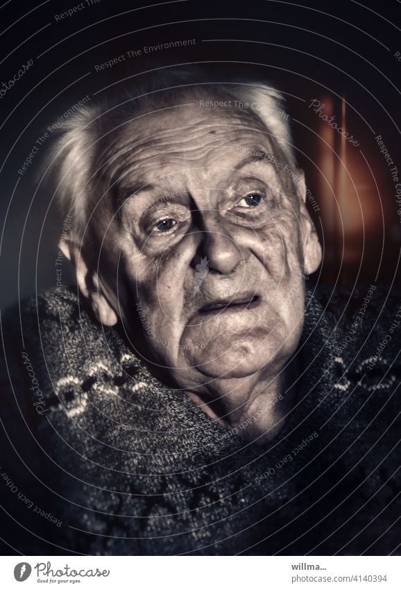 Opa erzählt vom Krieg Senior Mann Alter Porträt Greis Rentner Männlicher Senior Großvater Gesicht erinnern nachdenken besorgt Sorge Glaube Ruhestand Einsamkeit