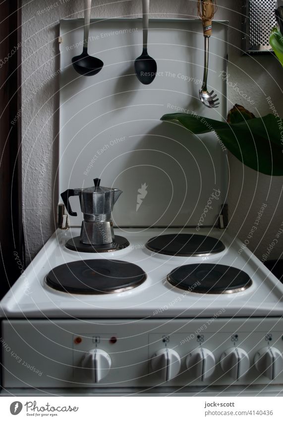 Freistehender Elektroherd Weiß mit Gusskochplatten und Espressokocher Küche Herde Kochutensilien Kochplatte Häusliches Leben Tageslicht Blattgrün Drehknopf