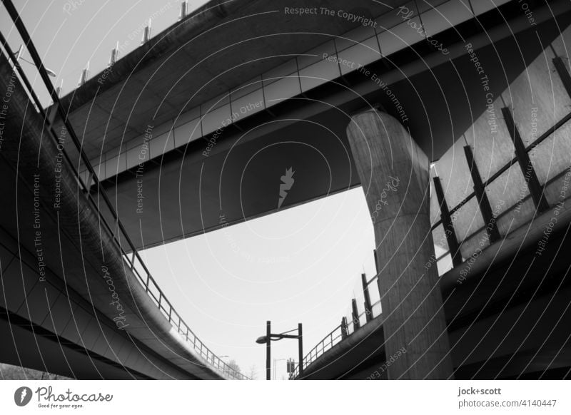 Stadtautobahn über- und nebeneinander Brücke Brückenpfeiler Wolkenloser Himmel Brückenkonstruktion Architektur Kontrast Verkehrswege Bauwerk Autobahn