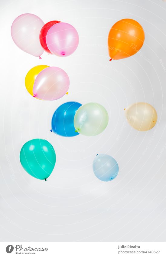 Bunte Luftballons Ballons vereinzelt Hintergrund weiß Party rot farbenfroh Farbe Dekoration & Verzierung Geburtstag Spaß Feier Menschengruppe Freude spielen