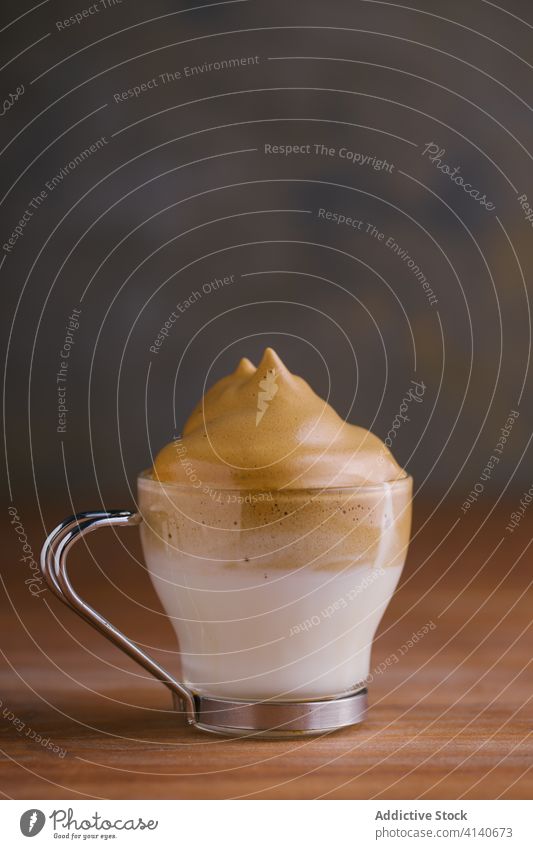 Dalgona Kaffee im Holztisch dalgona-kaffee gepeitscht melken vorbereiten Prozess geschmackvoll schäumen kalt Erfrischung Tisch trinken Latte sofort lecker Glas