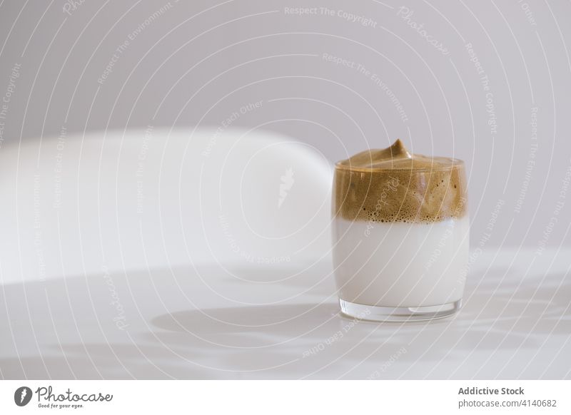 Dalgona Kaffee in weißem Tisch dalgona-kaffee gepeitscht melken vorbereiten Prozess geschmackvoll schäumen kalt Erfrischung trinken Latte sofort lecker Glas