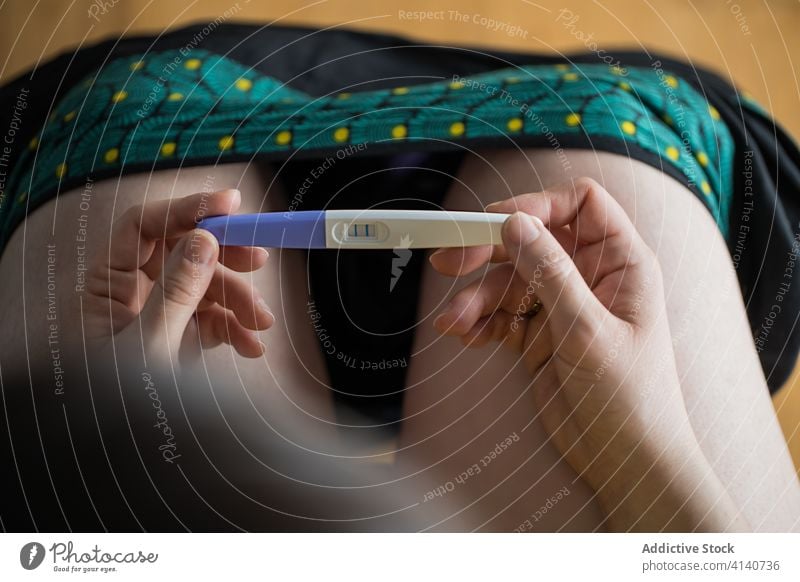 Frau auf der Toilette mit positivem Schwangerschaftstest Prüfung Unterwäsche Pipi Bad Ergebnis verdoppeln fruchtbar Halt Dessous heimwärts erwarten mütterlich