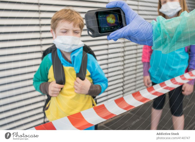 Arzt verwendet Wärmekamera zur Messung der Temperatur während einer Coronavirus-Pandemie prüfen thermisch Fotokamera Thermometer Infrarotaufnahme Scan Kinder