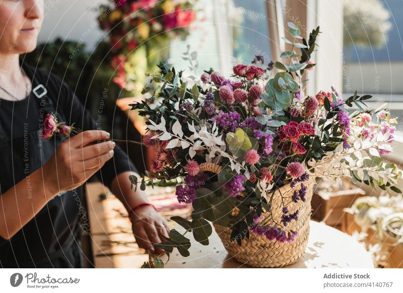 Weibliche Designerin entwirft Blumensträuße im Atelier Floristik Frau Blumenstrauß einrichten kreieren Blütezeit komponieren dekorativ kreativ Arbeit Beruf