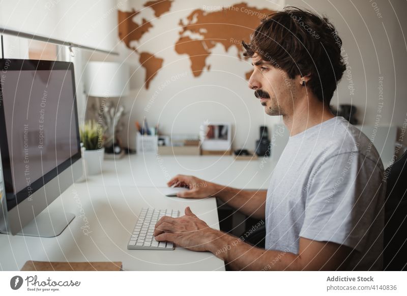 Beschäftigter männlicher Unternehmer, der zu Hause an einem Desktop-Computer arbeitet Projekt online Mann benutzend Keyboard Tippen freiberuflich Arbeit