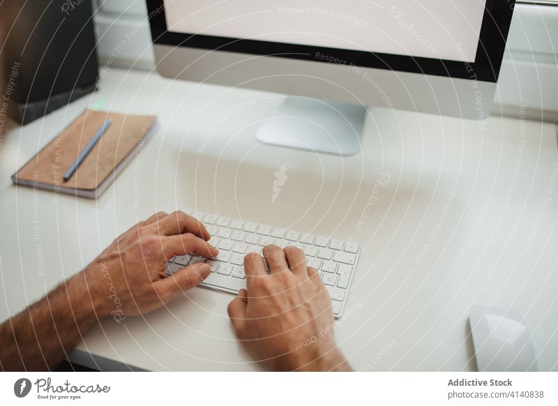 Anonyme männliche Person tippt auf der Tastatur eines Desktop-Computers Projekt online Mann Unternehmer Hände benutzend Keyboard Tippen freiberuflich Arbeit