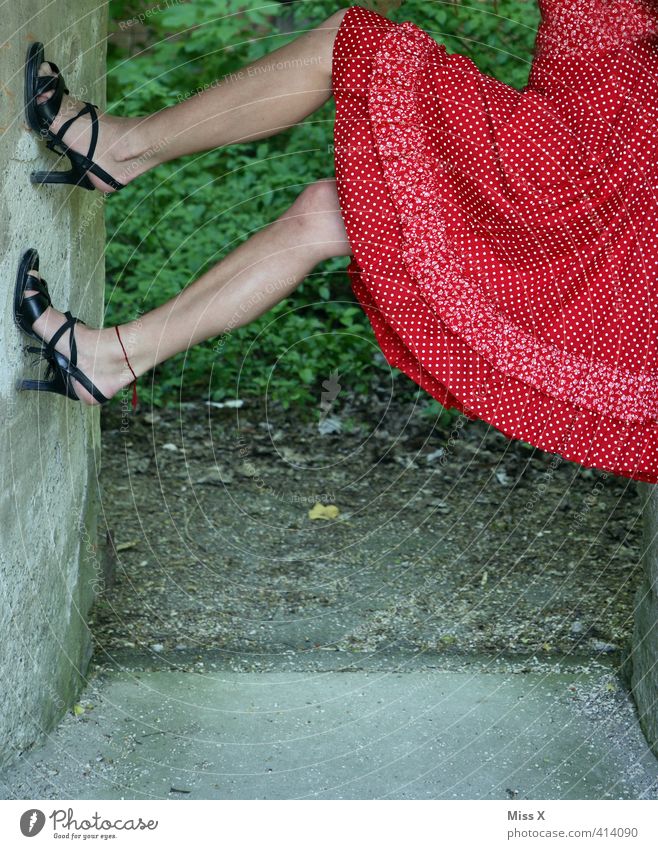 Klettermaxima Mensch feminin Junge Frau Jugendliche Beine 1 18-30 Jahre Erwachsene Mode Bekleidung Rock Kleid Schuhe Damenschuhe rot gepunktet festhalten