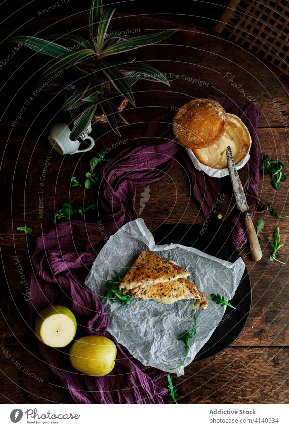 Sandwich und gebackener Camembert-Käse auf dem Küchentisch Omelett Belegtes Brot Weißschimmelkäse Zuprosten lecker dienen Tisch Teller Bestandteil Gesundheit