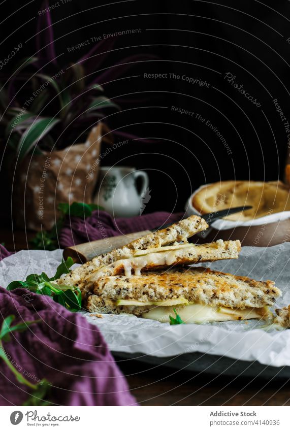 Sandwich und gebackener Camembert-Käse auf dem Küchentisch Omelett Belegtes Brot Weißschimmelkäse Zuprosten lecker dienen Tisch Teller Bestandteil Gesundheit