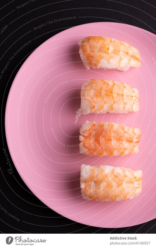 Leckeres Sushi mit Krabben in Form von Eiscreme Granele Kulisse Speiseeis Konzept geschmackvoll Ebi Nigiri rosa Platte Atelier Asiatische Küche Stieleis
