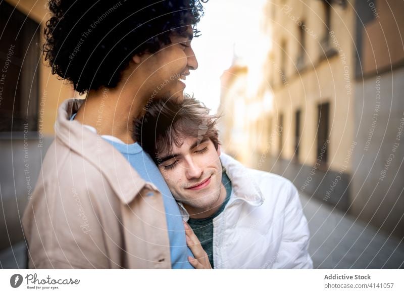Zärtliches homosexuelles Paar, das sich auf der Straße umarmt schwul Umarmung Zusammensein Homosexualität lgbt Partnerschaft Angebot Umarmen rassenübergreifend