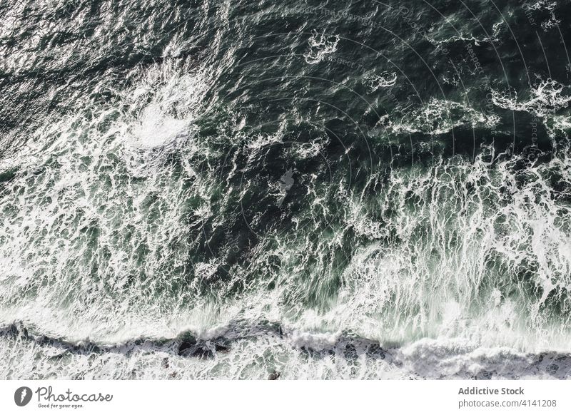 Majestätische Wellen eines mächtigen Ozeans Meer Kraft winken Absturz Unwetter Hintergrund Wasser Republik Irland Küste Ufer wild abgelegen schäumen malerisch