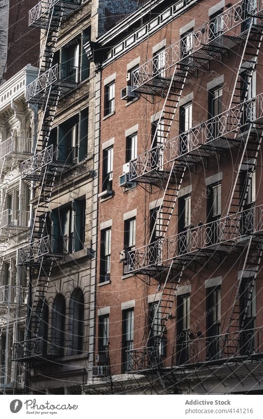 Betonfassaden mit Metalltreppen in Manhattan Gebäude Fassade Treppe New York State Großstadt Konstruktion Zeitgenosse USA amerika Stein Vereinigte Staaten