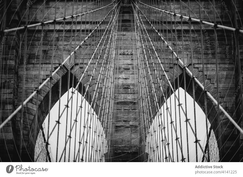 Detail der Brooklyn-Brücke bei bedecktem Himmel Brooklyn Bridge Turm Suspension Bogen Konstruktion Stein Architektur Wahrzeichen New York State amerika USA