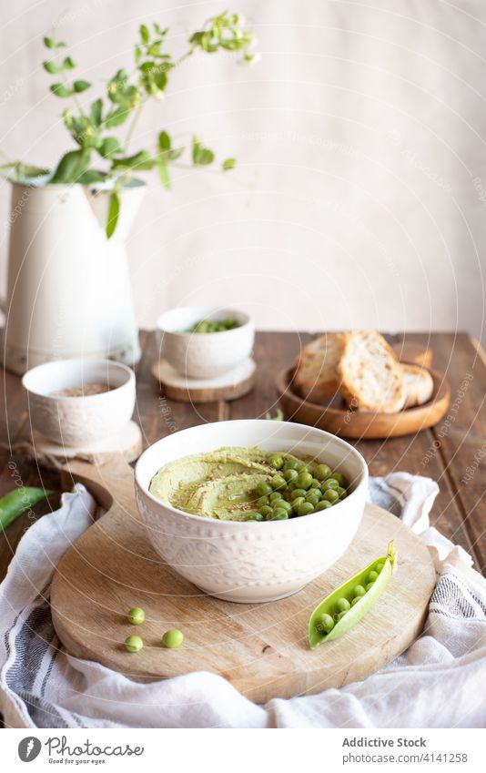 Hummus mit grüner Erbse und Brot Lebensmittel natürlich geschmackvoll Amuse-Gueule Anlasser dienen Bestandteil Koch frisch Ernährung Gesundheit lecker Küche