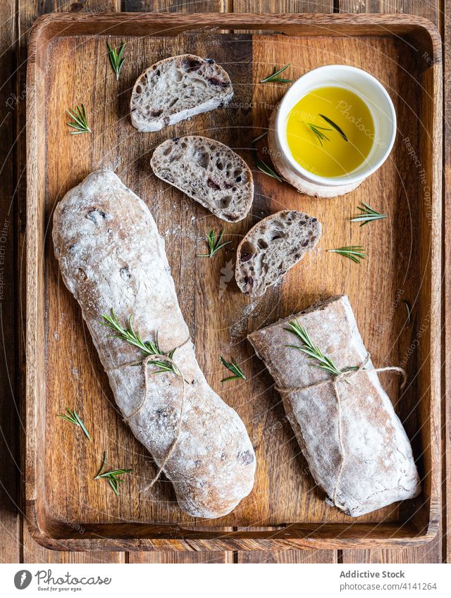 Frisches Brot mit Olivenöl und Kräutern Ciabatta Italienisch oliv Erdöl Rosmarin frisch Tradition Lebensmittel rustikal lecker hölzern Küche Mahlzeit Ernährung