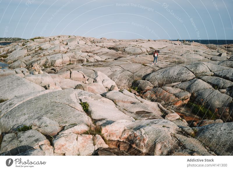Unbekannte Frau am felsigen Meeresufer stehend Stehen Stein Tourist Himmel wolkig Peggys-Bucht Kanada erkunden Küste MEER Ufer Felsen bedeckt Wetter Ausflug