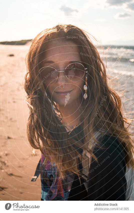 Ruhige Frau am Meer bei Sonnenuntergang Hippie Strand Seeküste MEER Windstille ruhig reisen Abend Sommer sich[Akk] entspannen Küste Urlaub Wasser friedlich Ufer