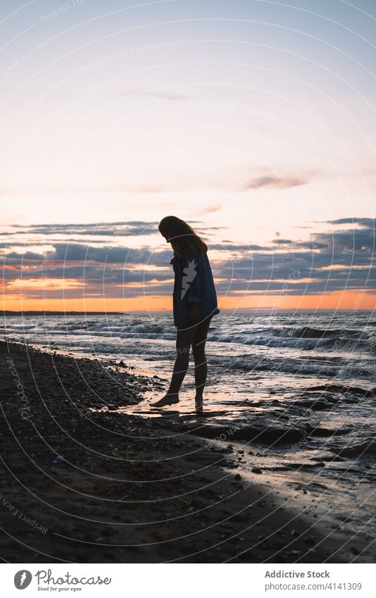 Entspannte Frau im Sommer am Meer Meereslandschaft Sonnenuntergang Reisender MEER Strand Meeresufer sich[Akk] entspannen Abend Silhouette Abenddämmerung