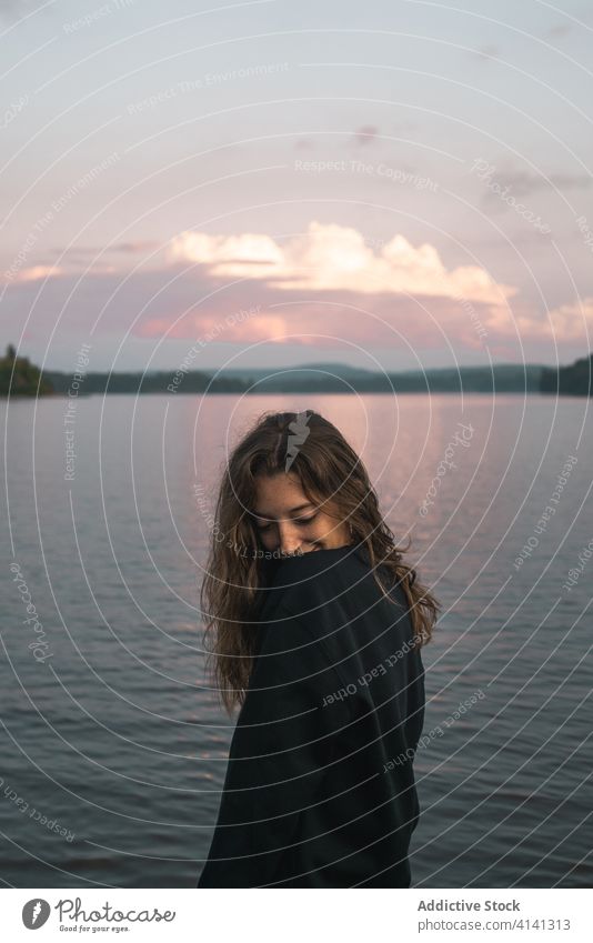 Zufriedene Frau in der Nähe eines Sees in Kanada Sonnenuntergang Reisender genießen Algonquin PP erstaunlich Feiertag Gelassenheit Himmel Dämmerung