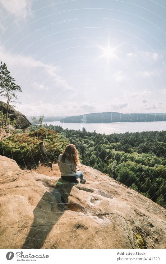 Entspannte Frau genießt Aussicht vom Berg Berge u. Gebirge Wald Natur sich[Akk] entspannen sitzen reisen Wanderung Algonquin PP Landschaft See Fluss sonnig
