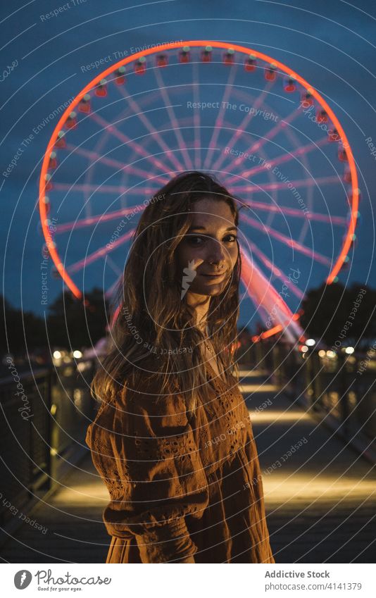Frau auf Nachtpromenade mit Riesenrad Spazierweg Pier glühen leuchten Messegelände Karussell Sightseeing Montreal Kanada Feiertag Urlaub Abend Tourismus