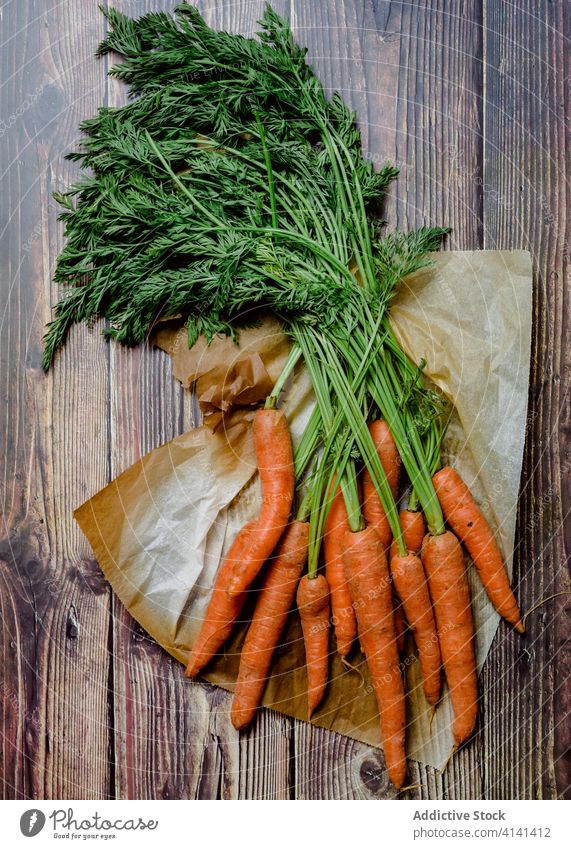 Frische Möhren auf Holztisch Gemüse Farbe verschiedene sortiert frisch natürlich Gesundheit Lebensmittel orange Vitamin reif roh Ernährung rustikal farbenfroh
