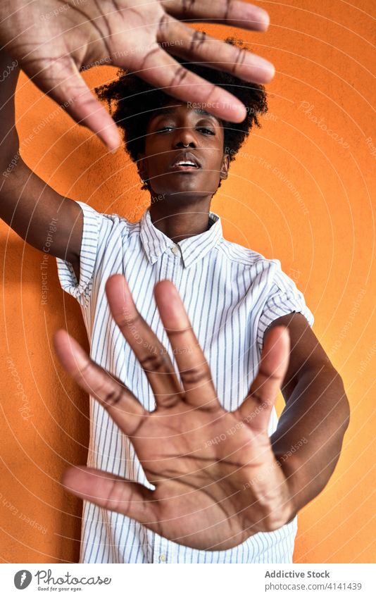 Schwere schwarze Frau mit erhobenen Händen, die protestiert und versucht, die Gewalt zu stoppen protestieren verhindern gegen gestikulieren Zeichen Hand