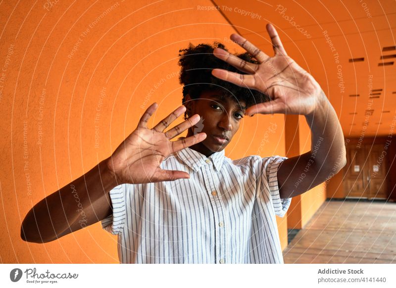 Schwere schwarze Frau mit erhobenen Händen, die protestiert und versucht, die Gewalt zu stoppen protestieren verhindern gegen gestikulieren Zeichen Hand