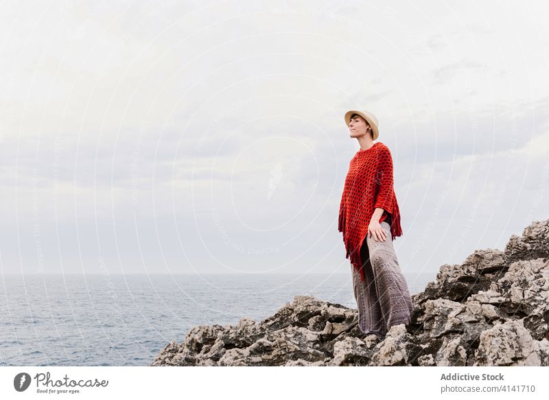 Stilvolle weibliche Touristin genießt die Meereslandschaft von einer felsigen Klippe aus Frau MEER Felsen Küste reisen genießen bewundern Natur Freiheit
