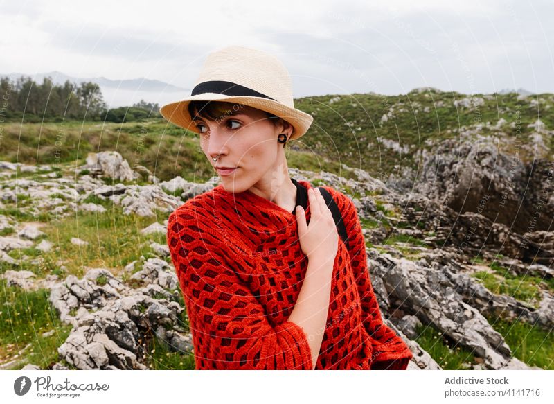 Frau in eleganter Kleidung geht auf Landstraße reisen Natur Stil trendy Straße Weg ländlich Landschaft Spanien Asturien llanes Feld Spaziergang Abenteuer