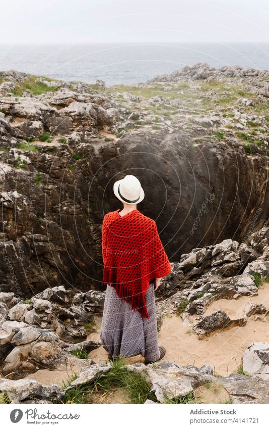 Reisende Frau genießt Meereslandschaft in der Nähe Geysir Küste MEER reisen genießen bewundern Natur Freiheit sich[Akk] entspannen Narren von Arenillas Spanien