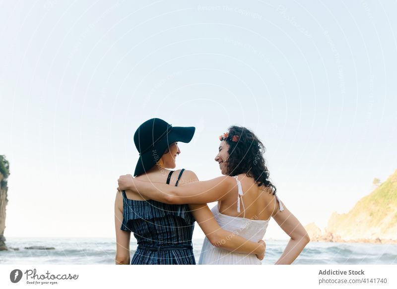 Unbekanntes lesbisches Paar, das sich während der Flitterwochen im Sommer am Meer umarmt Freundin Umarmen Liebe Bonden MEER Romantik Partnerschaft Harmonie