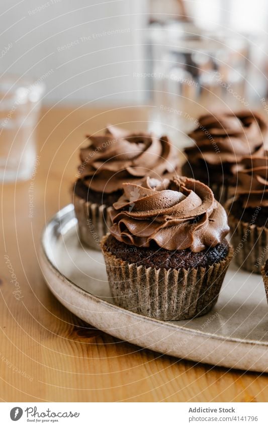 Leckere Schokoladen-Cupcakes mit Sahne süß Dessert Bonbon lecker appetitlich Lebensmittel geschmackvoll Gebäck Buttercreme selbstgemacht dienen Konditorei