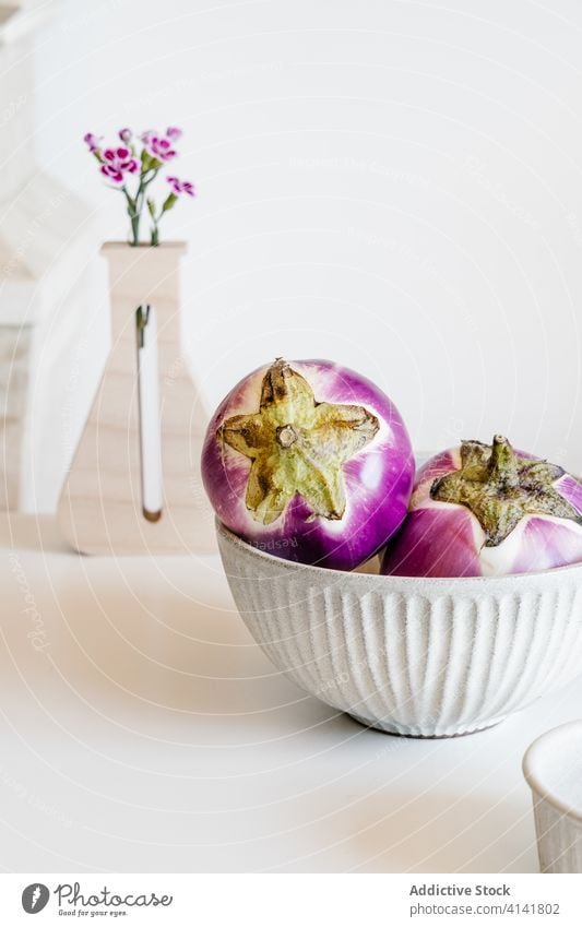 Leckere Auberginen in einer Schale auf dem Tisch Gemüse Schalen & Schüsseln frisch reif Küche Lebensmittel organisch gesunde Ernährung modern Blume Dekor Vase
