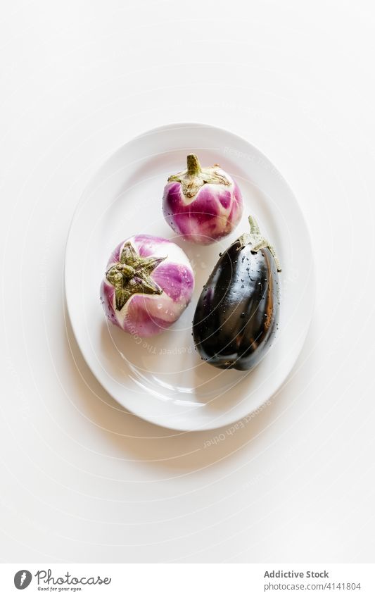 Frisches verschiedenes Gemüse auf weißem Tisch frisch Aubergine Ordnung organisch reif sortiert Farbe gesunde Ernährung Squash Teller natürlich Lebensmittel
