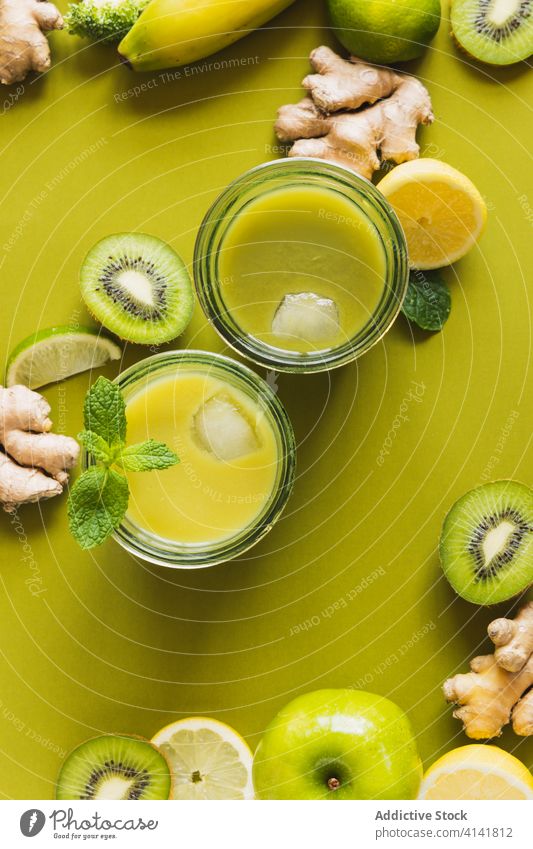 Leckere Detox-Cocktails auf dem Tablett mit Zitronen- und Kiwischeiben Entzug trinken Getränk Saft Antioxidans Gesundheit Bestandteil Frucht organisch