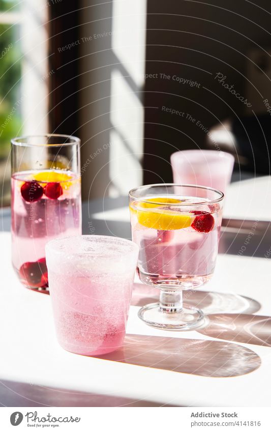 Gläser mit frischem Mineralwasser auf dem Tisch aufgießen Wasser Entzug trinken Frucht Zitrone Gesundheit Vitamin natürlich Ernährung modern Appartement Getränk