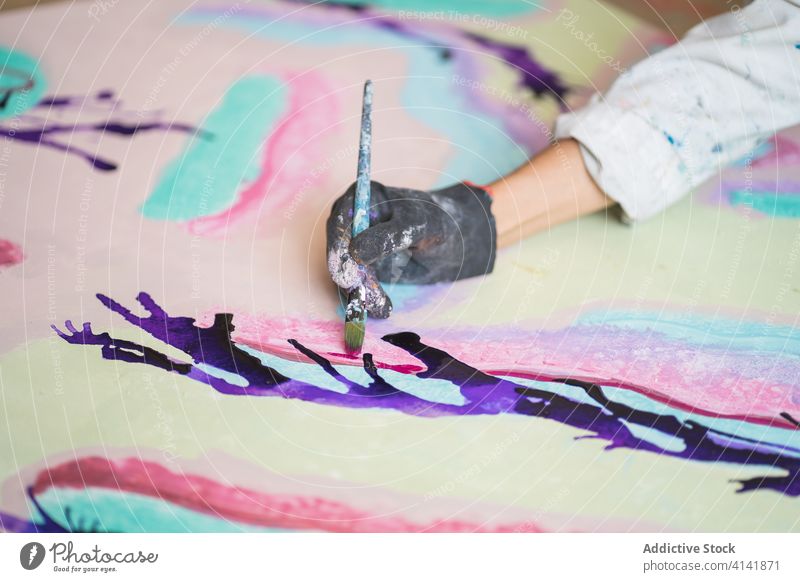 Nicht erkennbaren Künstler mit Pinsel beschneiden und Farben auf Palette mischen Pinselblume Kunst Talent Handwerk Prozess Gouache Werkstatt Handschuh dreckig