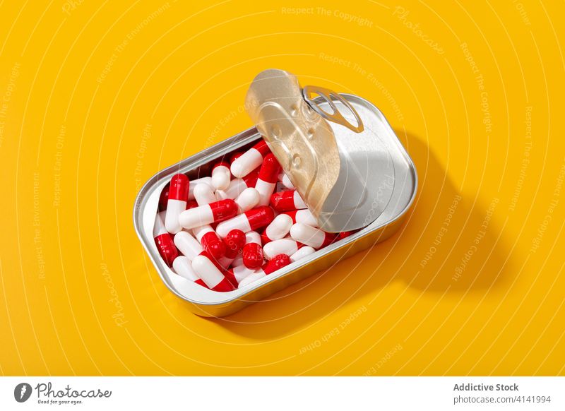 Bunte Pillen in der Dose Tablette Medizin Container Büchse Atelier Tisch Leckerbissen Haufen Farbe Medikament professionell Sammlung Schreibtisch steril