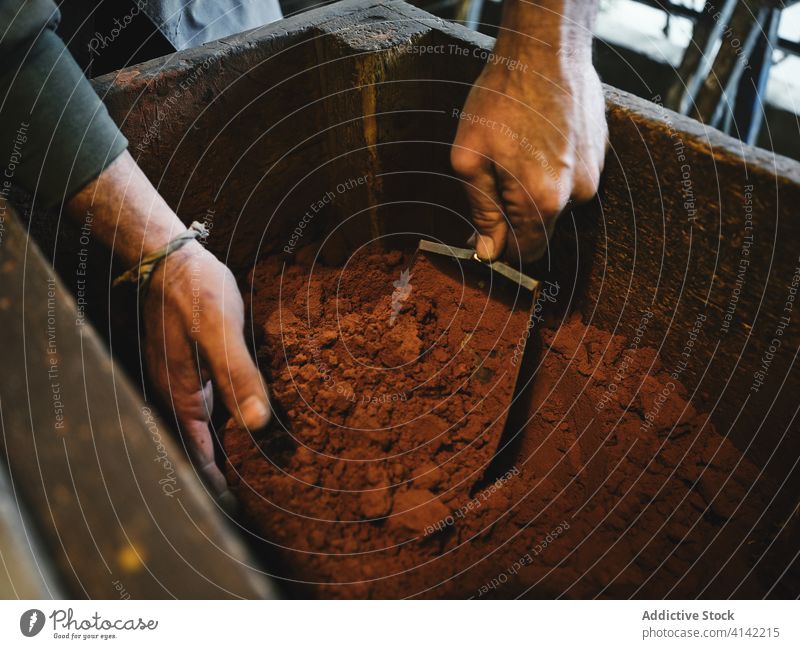 Professioneller Meister bei der Verwendung von Sand im Metallgussverfahren Goldschmied Schimmelpilze gießen besetzen Arbeit Prozess Werkstatt Gerät Werkzeug