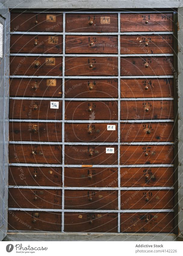 Viele horizontale Holzschubladen mit Dellen auf der Oberfläche im Atelier Archiv hölzern Schublade Textur Hintergrund Handgriff Nummer Geometrie Symmetrie