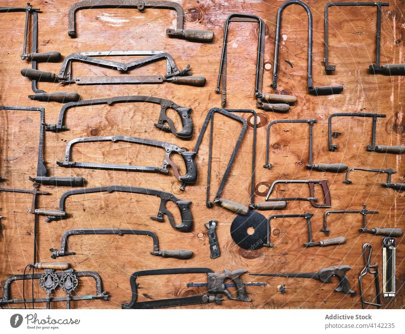 Alte Instrumente für die Metallbearbeitung Werkzeug Metallarbeiten Kulisse Bügelsäge Handwerk Reparatur verschiedene Bausatz Wehen retro altehrwürdig Gerät