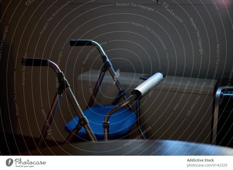 Spaziergänger für ältere Menschen im Zimmer Gehhilfe Rollator deaktivieren Stuhl Handicap unterstützen Senior Gesundheitswesen in den Ruhestand gehen