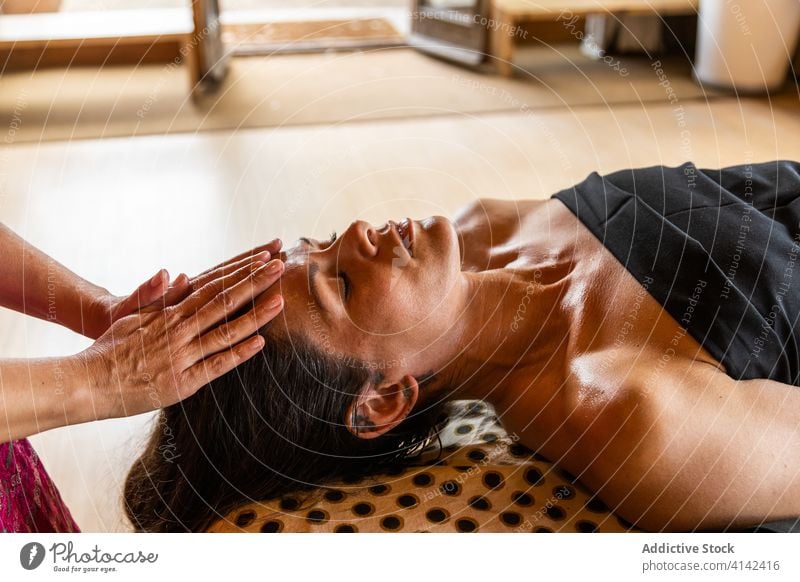 Frau erhält ayurvedische Akupressur-Behandlung ayurveda Massage marma Therapie heilen Leckerbissen Verfahren Pflege alternativ Spa sich[Akk] entspannen Resort